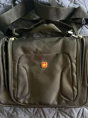 Swiss Gear Black Denier Nylon toiletry/Travel bag, hanging 10"x7", 4 Pocket
